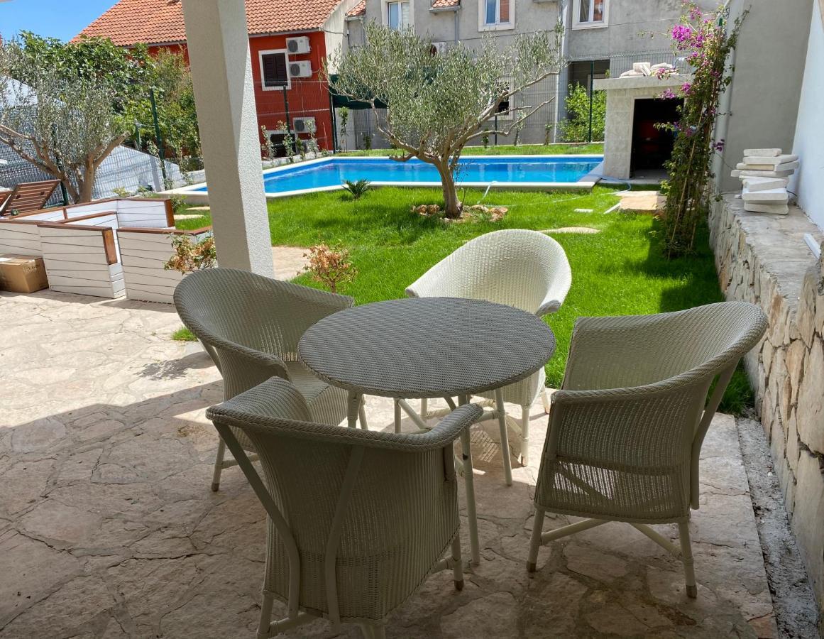 Villa Mediterra Garden & Pool Bol Bagian luar foto